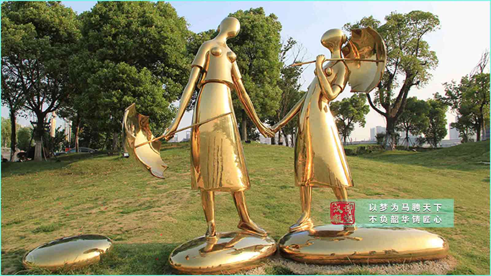 不銹鋼情侶人物打傘雕塑,園林公園塑像,大型雕塑生產(chǎn)廠(chǎng)家