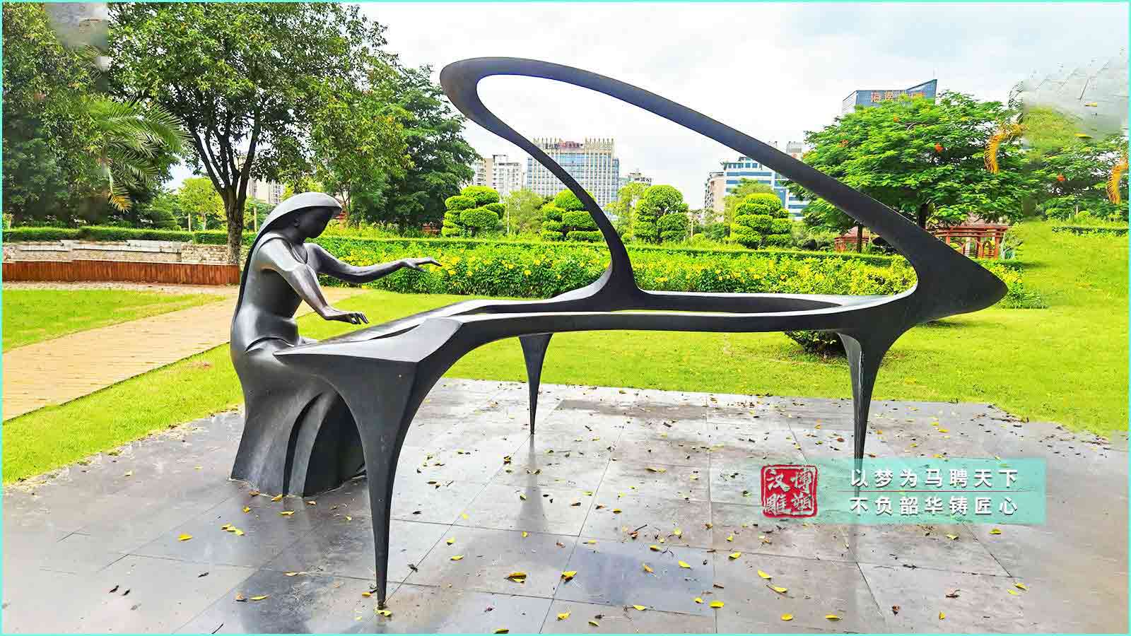 鑄銅抽象彈鋼琴人物雕塑,戶(hù)外草坪綠地公園景觀(guān),銅雕藝術(shù)品加工定制
