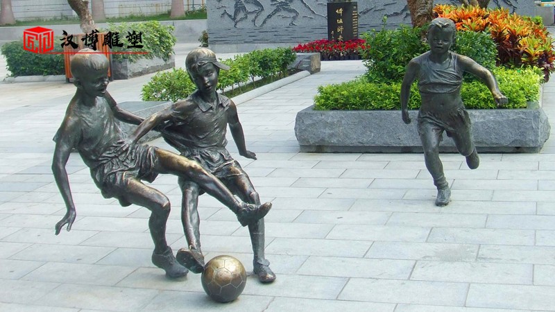 踢足球雕塑_和諧社會雕塑_園林景觀雕塑