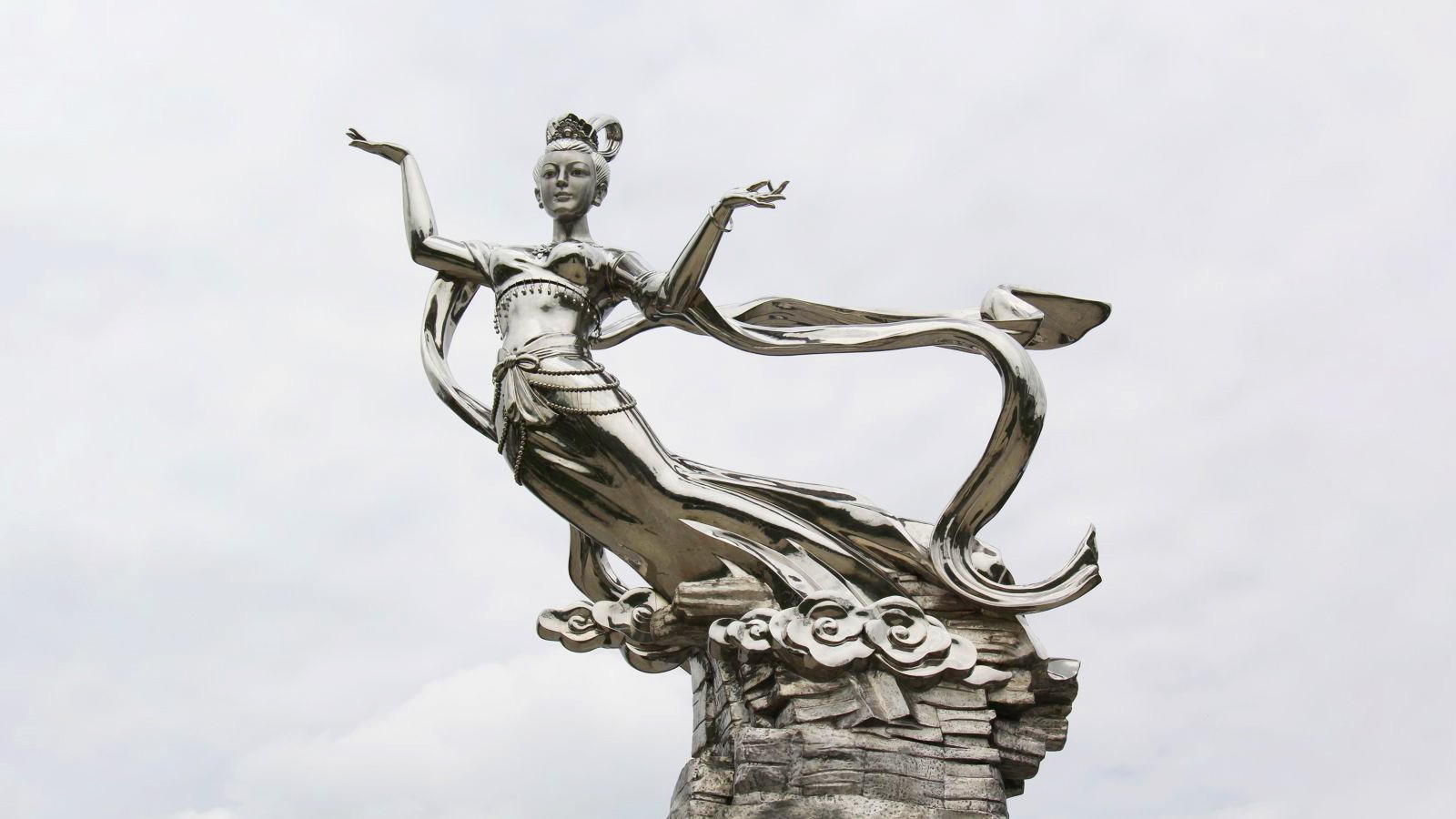 不銹鋼仙女雕塑,不銹鋼嫦娥奔月雕塑,不銹鋼大型景區(qū)雕塑