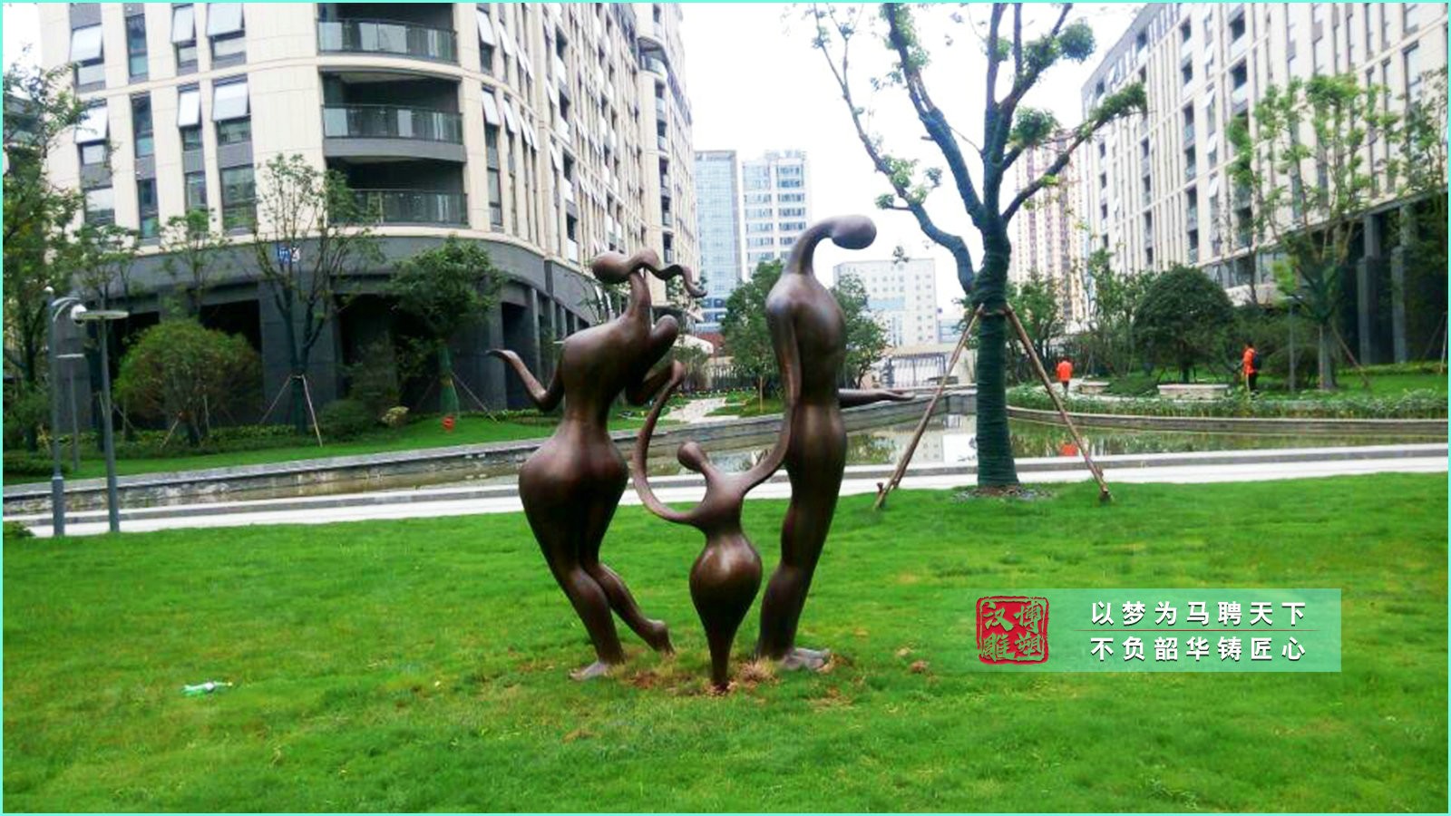一家三口雕塑加工,抽象銅雕擺件,小區(qū)雕像定制