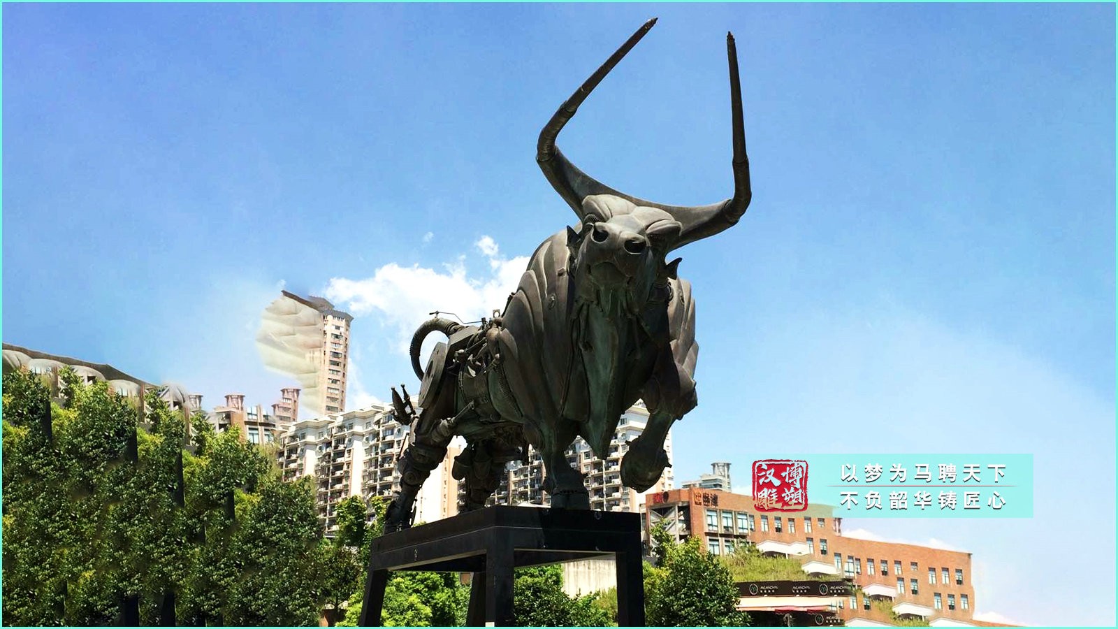 紀(jì)念廣場(chǎng)雕塑擺件,小區(qū)運(yùn)動(dòng)場(chǎng)景觀雕塑,鏡面不銹鋼牛雕塑