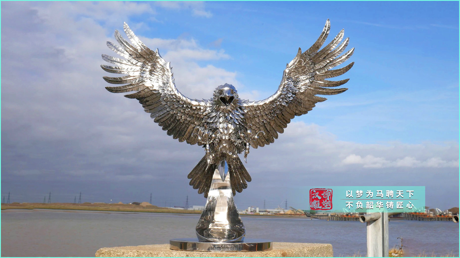 不銹鋼鏡面老鷹雕塑,大型公園廣場不銹鋼景觀,廠家定制不銹鋼鏡面老鷹雕塑