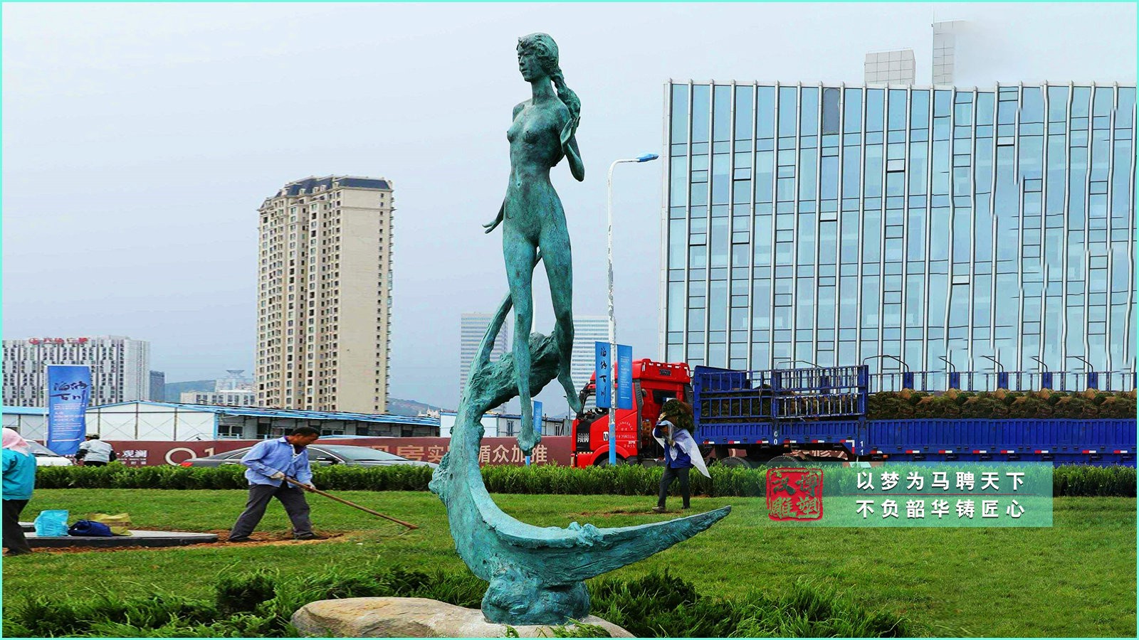 鑄銅抽象女孩人物雕塑定制,城市廣場(chǎng)公園景區(qū)景觀,玻璃鋼銅雕加工廠家