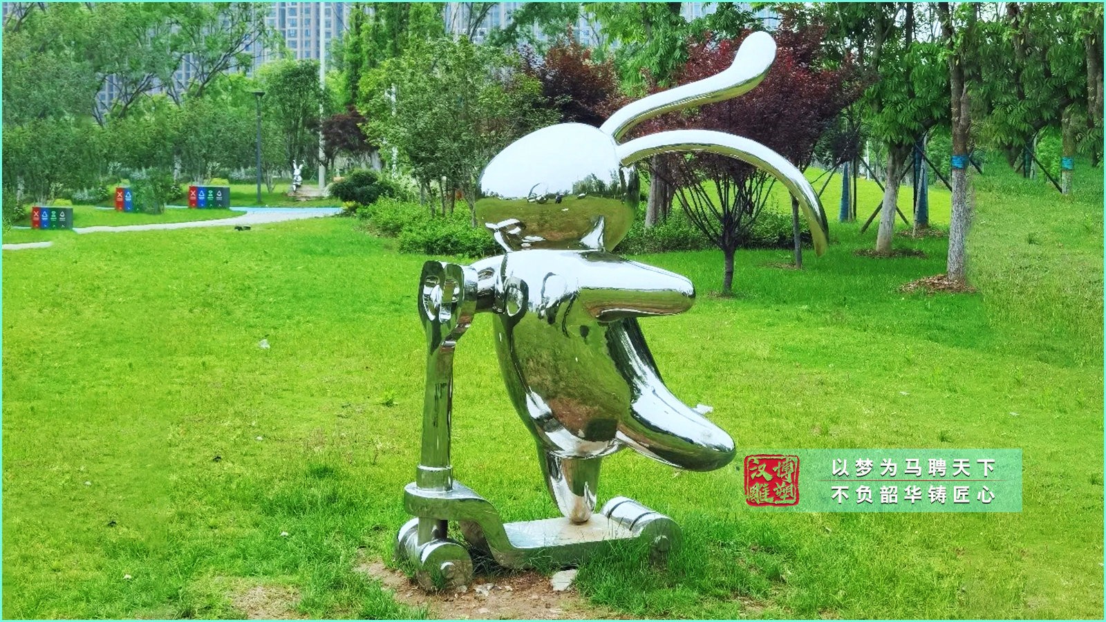 滑板兔子雕塑,鏡面鍛造不銹鋼雕塑,景區(qū)景觀雕塑