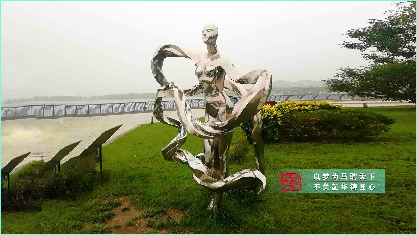 不銹鋼人物雕塑,鏡面雕塑制作,城市廣場(chǎng)塑像