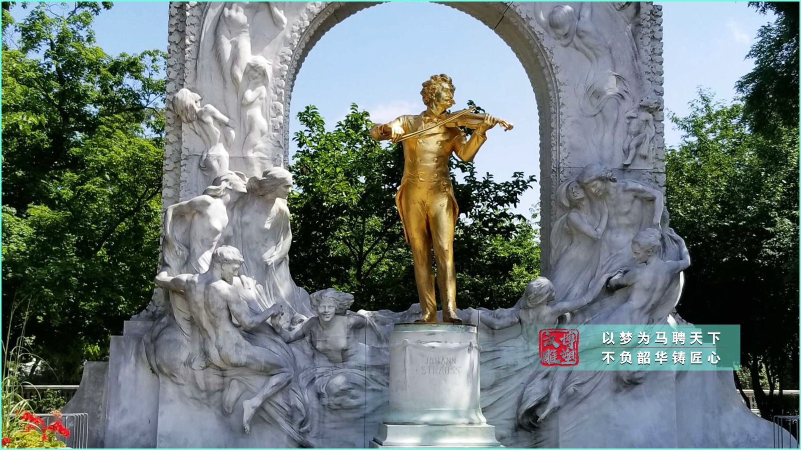 音樂名人雕塑,玻璃鋼金色人物雕塑,旅游勝地打卡雕塑