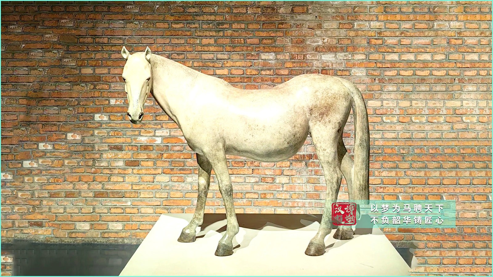 藝術(shù)館創(chuàng)意雕塑,白色馬玻璃鋼雕塑,動物園鑄銅馬雕塑