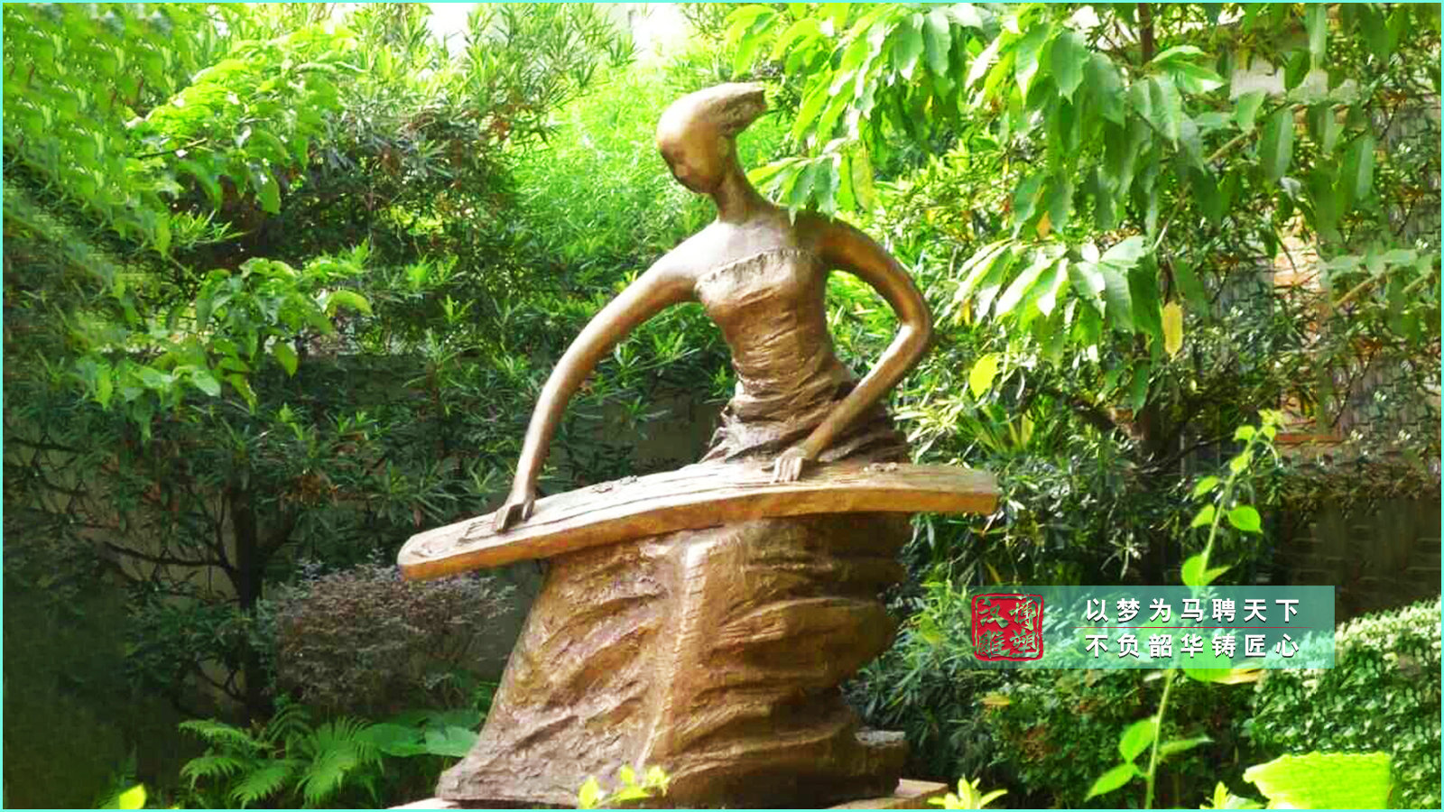 鑄銅抽象彈琴女孩雕塑,城市廣場公園小區(qū)景觀,銅雕人物加工廠家